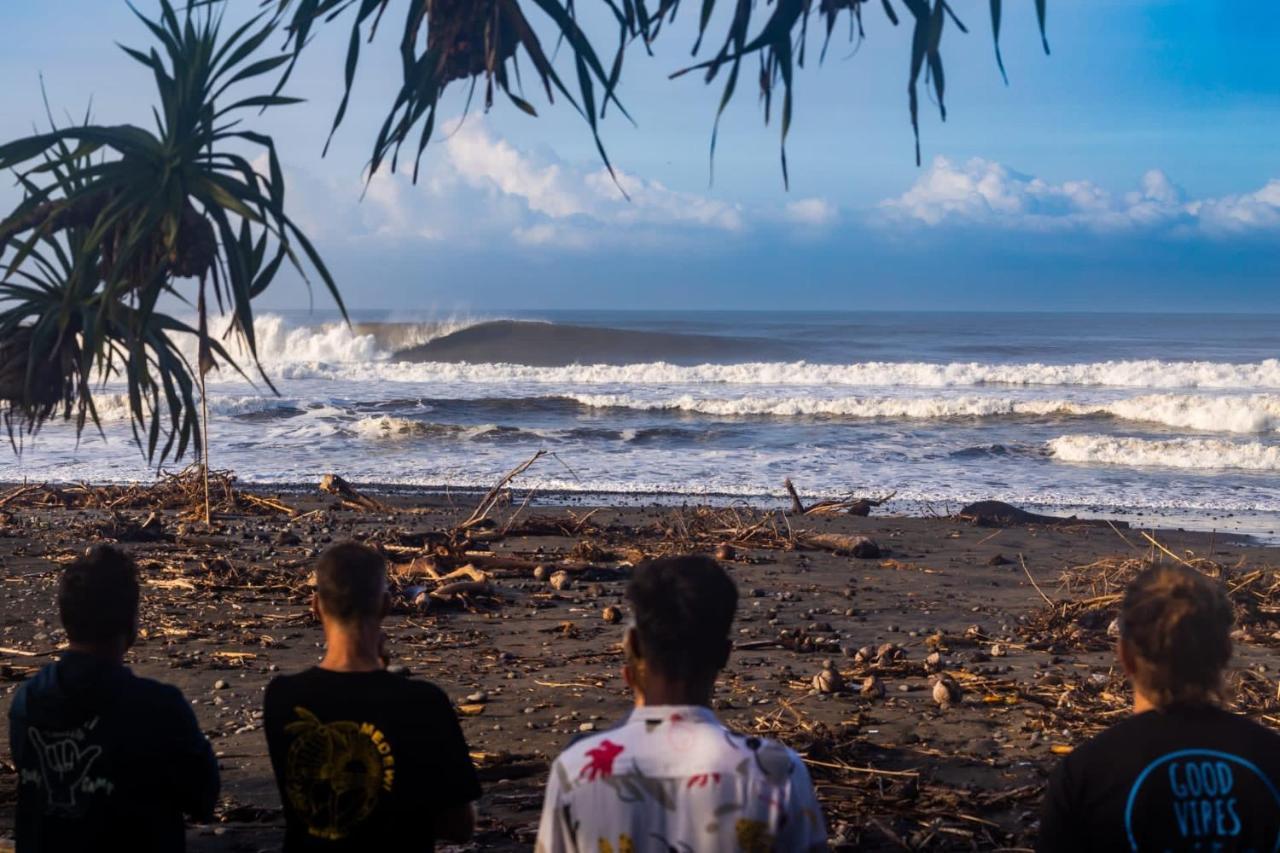 Hotel Medewi Secret Surfcamp Pulukan Esterno foto